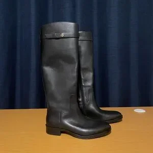 【TORY BURCH】EVERLY STRAP RIDING BOOT 在庫確認願います New Authentic TORY BURCH Everly Strap Riding Boots Sierra